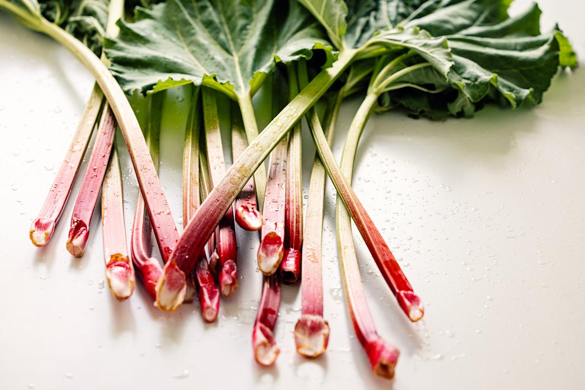 What are the Effects and Functions of Raw Rhubarb? Learn these surprising health benefits easily!